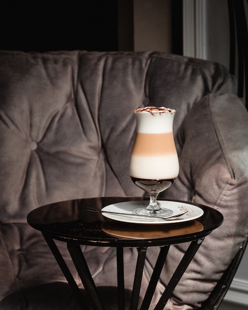 Бесплатное фото Молочный коктейль с клубничным сиропом в стакане.