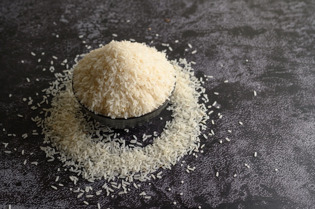 무료 사진 검은 시멘트 바닥에 검은 그릇에 가공 된 쌀.