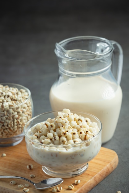 Foto gratuita dessert di latte di cocco di miglio in ciotola di vetro