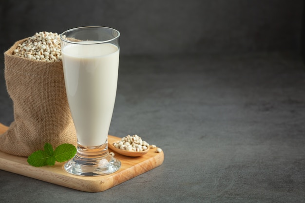 Latte di miglio in bicchiere pronto da servire