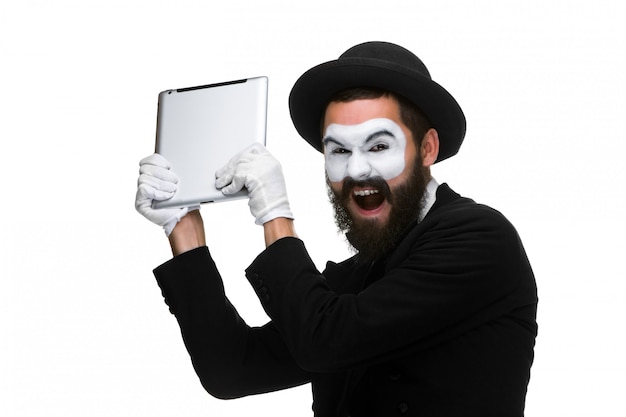 Бесплатное фото Мим, как бизнесмен бросает компьютер в ярости.
