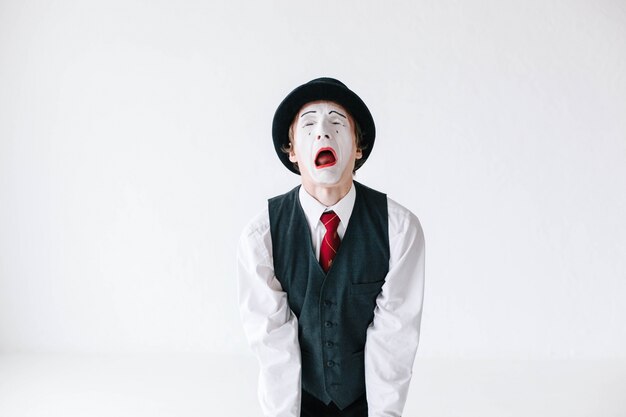 검은 모자와 양복 조끼에 mime 흰색 배경에 비명