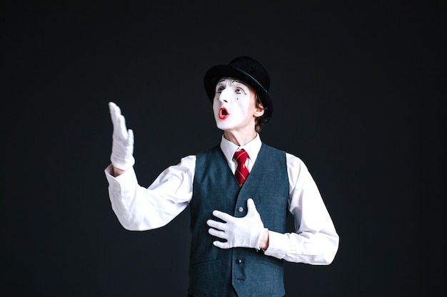 Mime in black sings a song