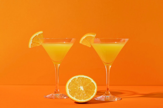 Foto gratuita cocktail mimosa con disposizione delle fette d'arancia