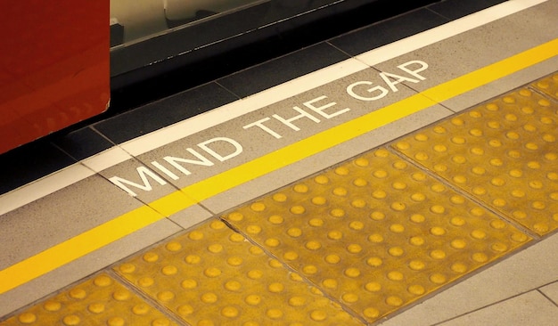 지하철 플랫폼 바닥과 노란색 색상과 더럽고 사람이 없는 간격 표시를 염두에 두십시오.