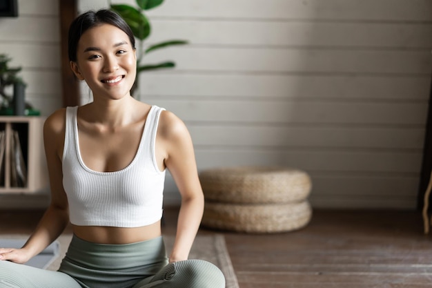 Foto gratuita concetto di consapevolezza e meditazione giovane donna asiatica che fa allenamento a casa meditazione yoga nella vita...