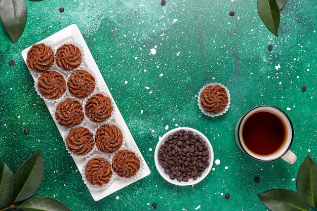 Foto gratuita mini tartufi al tartufo con gocce di cioccolato e cacao in polvere