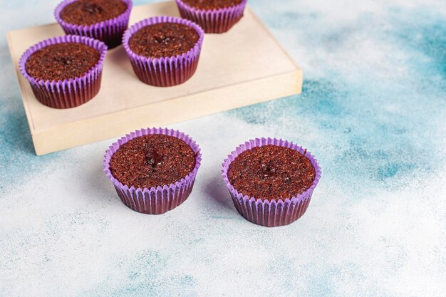 Free photo mini chocolate sufle cupcakes