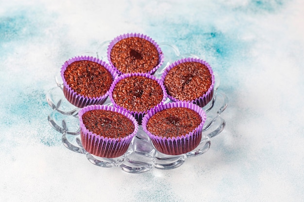 Foto gratuita mini cupcakes al cioccolato sufle