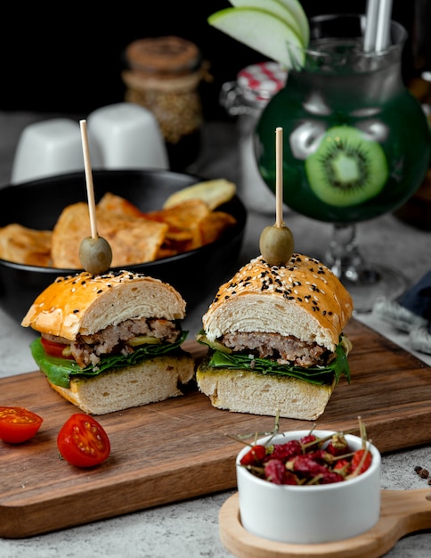 Foto gratuita mini sandwich con carne e verdure