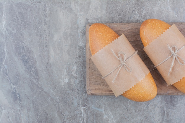 Free photo mini white bread on wooden board