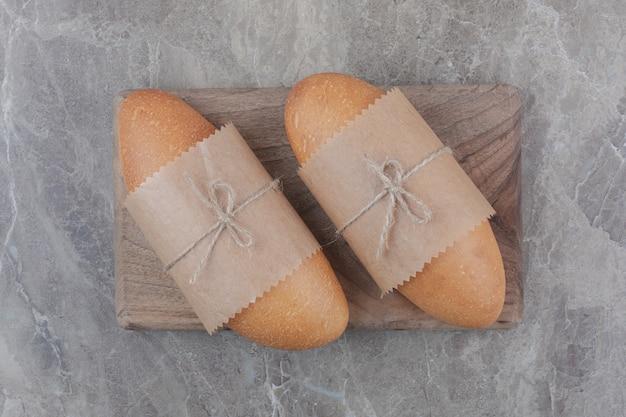 Мини-белый хлеб на деревянной доске