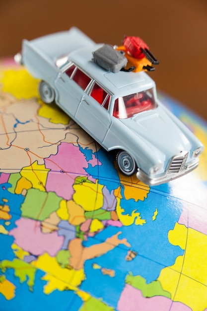 Foto gratuita auto in miniatura su una mappa