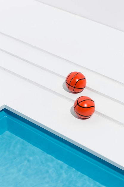 Миниатюрный бассейн, натюрморт, ассортимент с баскетбольными мячами
