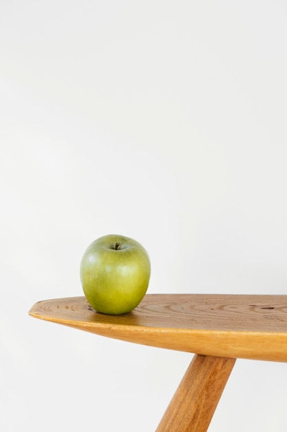 Минимальное абстрактное понятие яблока на столе вид спереди
