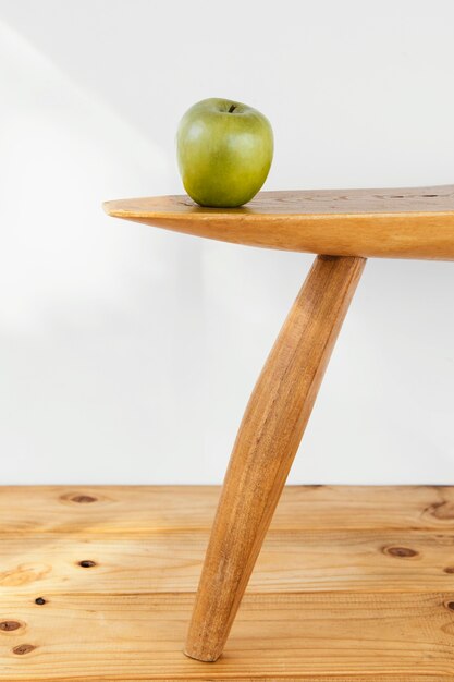 テーブルの上の最小限の抽象的な概念のリンゴ