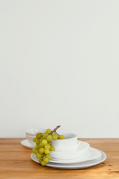 Minimal abstract grapes on plate