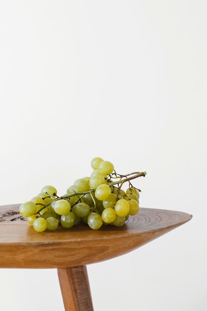 Foto gratuita uva astratta minima sul tavolo