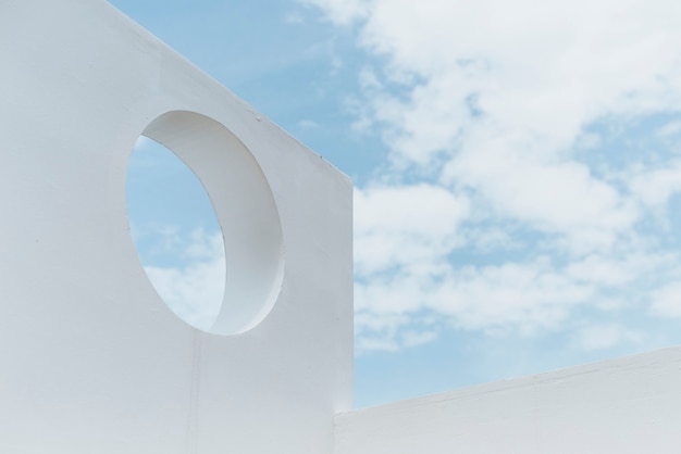 Бесплатное фото Минимальный фон архитектора и голубое небо