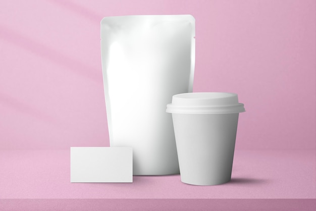 Бесплатное фото Минимальный кофейный пакет с бумажным стаканчиком для упаковки продуктов питания и напитков