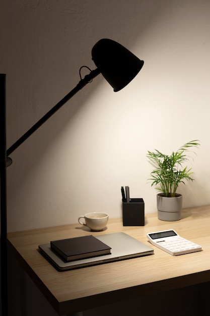 Foto gratuita design minimale della scrivania di casa
