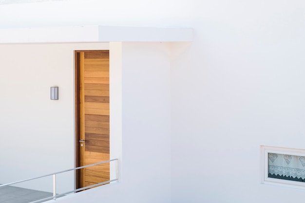 Foto gratuita casa minimal e porta in legno