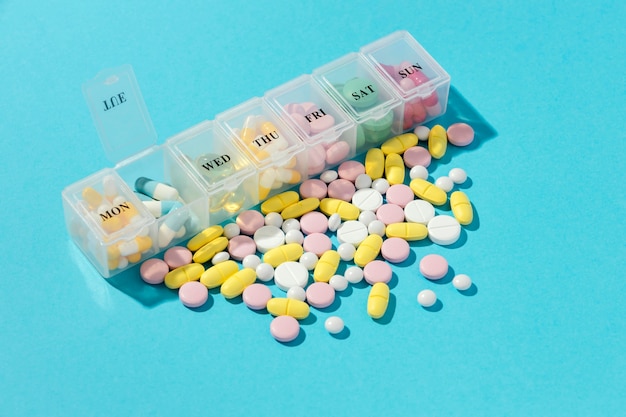 Foto gratuita assortimento minimo di pillole medicinali