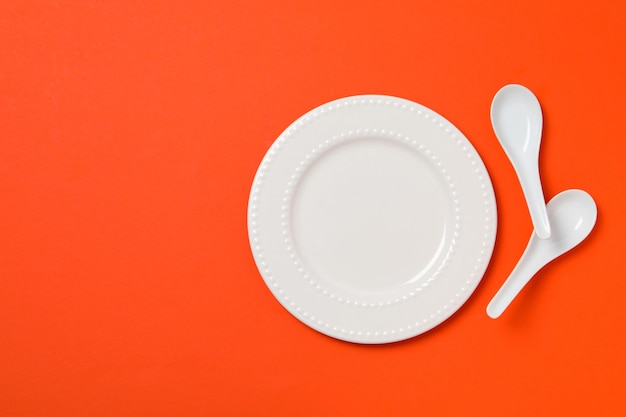 Free photo minimal table setting with blank dish space for text