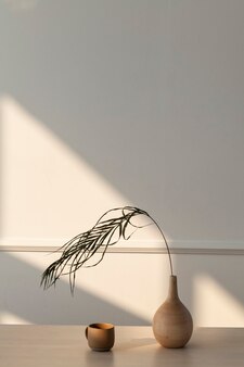 Минималистичная деревянная ваза в белой комнате с естественным освещением