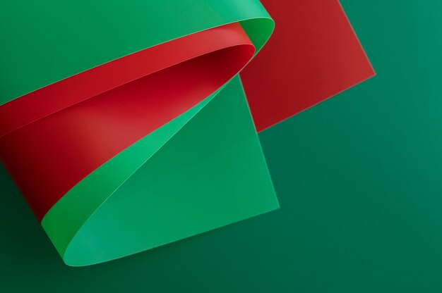 Минималистский абстрактные красные и зеленые документы высокий вид