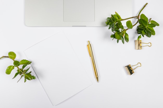 Free photo minimalist arrangement with empty paper