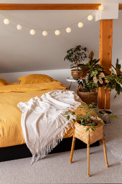 Минималистичный дизайн интерьера спальни с растениями