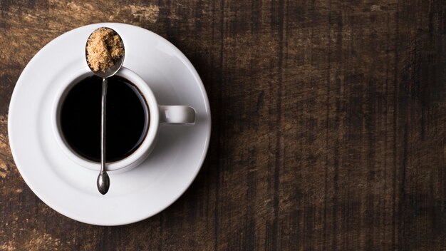 シンプルなブラックコーヒーとコピースペース