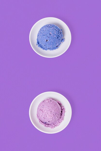 Минималистские синие и фиолетовые шарики мороженого