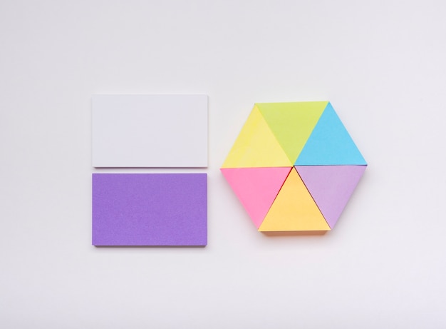 Foto gratuita biglietto da visita minimalista e post-it colorati