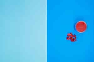 Foto gratuita composizione minimalista con frutti rossi e succhi di frutta