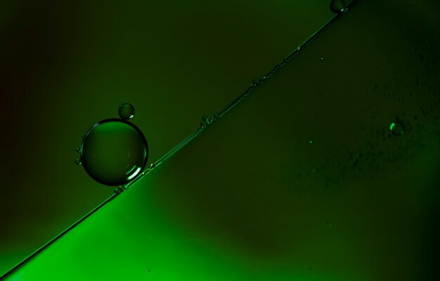 水面上のミニマルなグラデーションの緑の泡