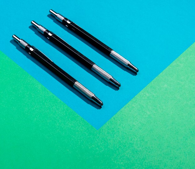 파란색과 녹색 복사 공간 배경에 미니멀 펜 도구