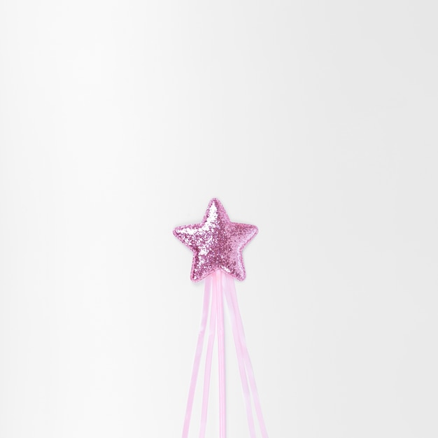 Минималистская розовая звезда на белом фоне