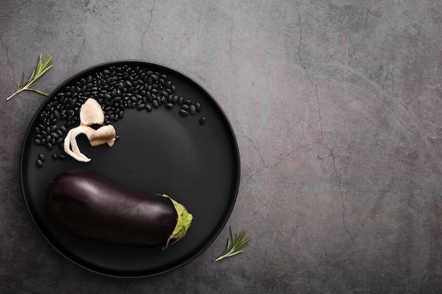 Free photo minimalist plate with eggplant and seeds