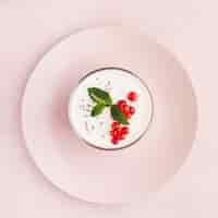 Бесплатное фото Минималистские тарелки с концепцией образа жизни био-продуктов