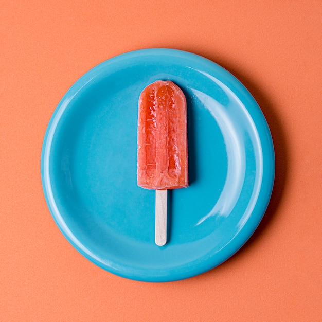 青いプレートにシンプルな赤い夏のアイスクリーム