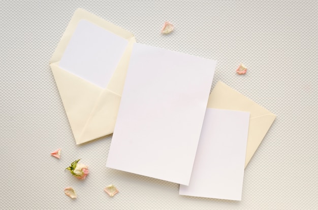 Foto gratuita carta di invito matrimonio minimalista