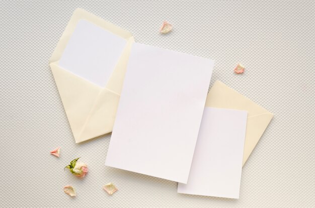 シンプルな結婚式の招待カード