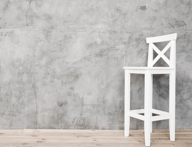 콘크리트 패널이있는 미니멀리스트 흰색과 의자