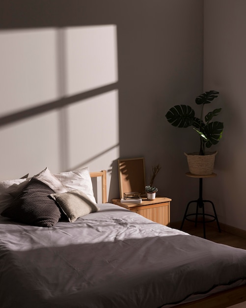 Минималистичная кровать с внутренним растением