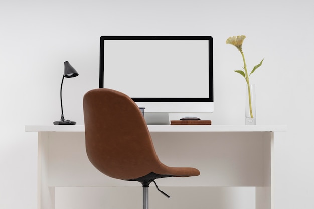 Concetto minimalista della scrivania da lavoro con monitor