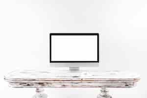 Foto gratuita computer minimalista che sta sullo scrittorio dell'annata