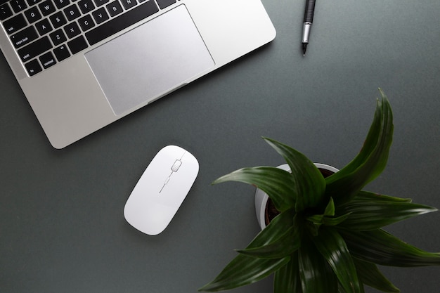 Minimalistic home desk design