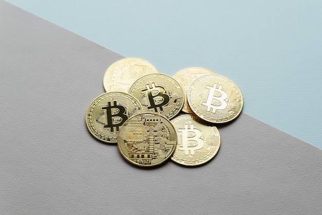 Free photo minimalistic still life arrangement with cryptocurrency